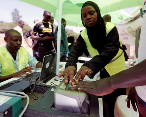 Officials from the Independent Electoral and Boundaries Commission (IEBC) records finger prints of a man as they collect data from the electorate during the launch of the 2017 general elections voter registration exercise within Kibera slums in Kenya's capital Nairobi, January 16, 2017. REUTERS/Thomas Mukoya - RTSVQJV